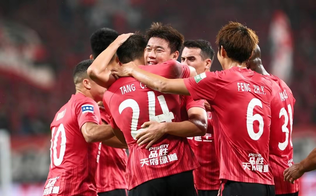 成都蓉城迎中超关键赛，赛后更衣室发声，底气十足，团队化学反应显著的简单介绍